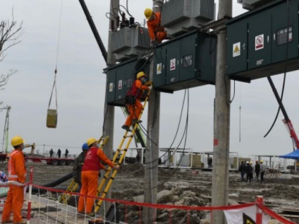 便攜式電動(dòng)葫蘆高效完成溫州方艙隔離點(diǎn)變壓器吊裝工作