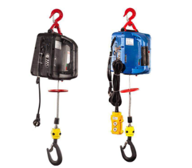 空調(diào)安裝師傅用便攜式電動(dòng)葫蘆吊裝空調(diào)更安全